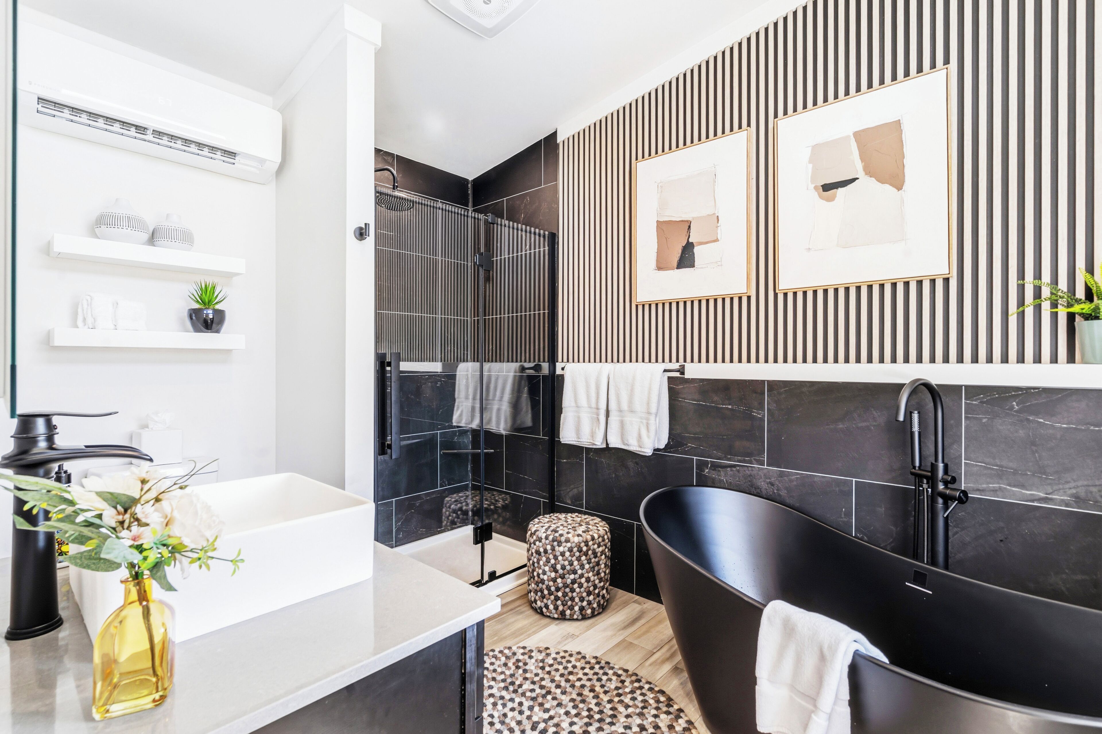 Regadera, amenidades de baño gratuitas, toallas, jabón 