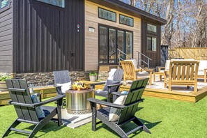 A modern house with a deck, outdoor seating, and a fire pit. - North Fork Resort (Greenport)