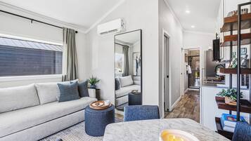 Ferienhaus, 2 Schlafzimmer, Terrasse | Wohnzimmer | Flachbildfernseher