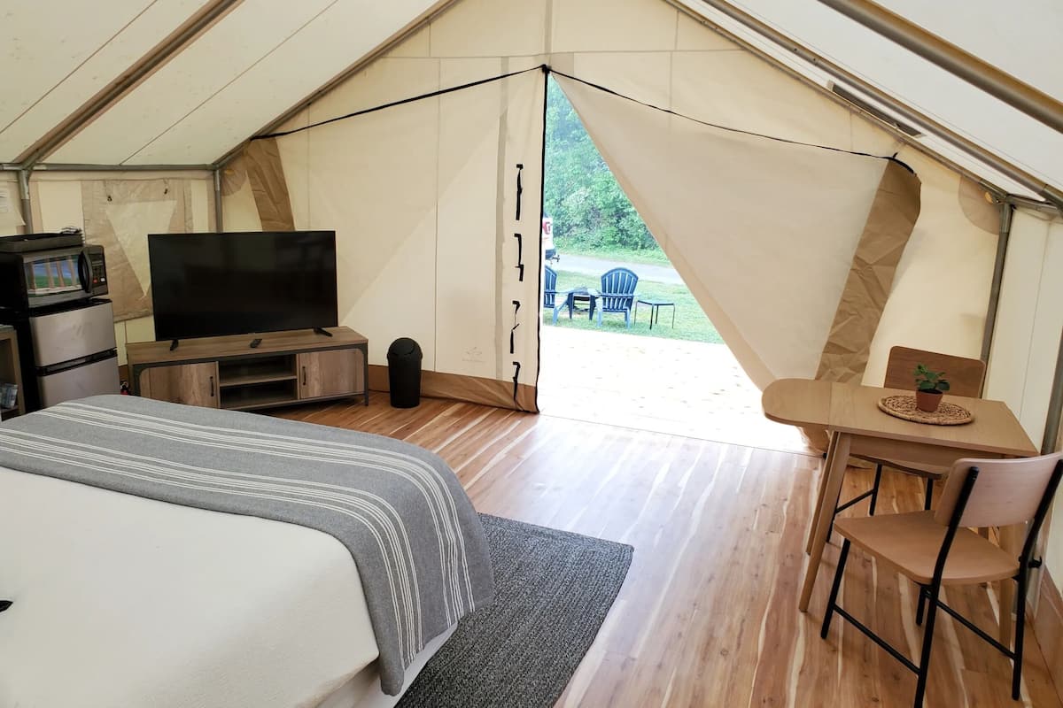 Premium Tent, 1 Queen Bed | Free WiFi, bed sheets