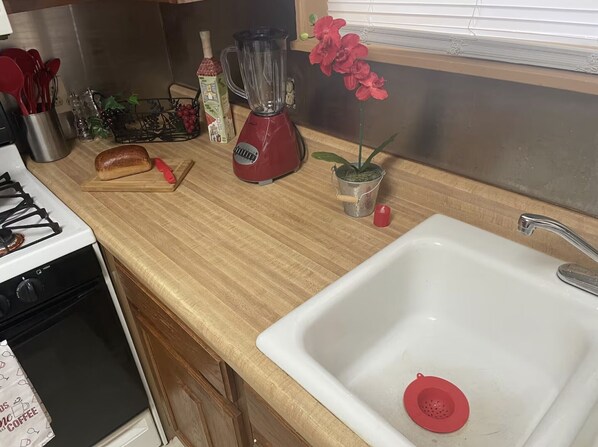 Private kitchen - The Yellow Door Cottage (Quincy)