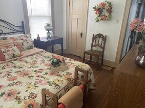 2 bedrooms, iron/ironing board, WiFi, bed sheets - The Yellow Door Cottage (Quincy)