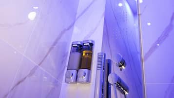 Triple Room, Private Bathroom | Bathroom | Hydromassage showerhead, hair dryer, bidet