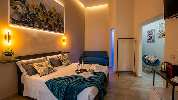 Minibar con artículos gratuitos y caja de seguridad en la habitación 