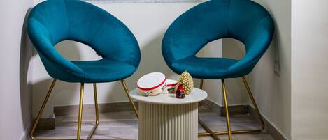 Habitación Deluxe, balcón, vista a la ciudad | Artículos del minibar gratis y caja de seguridad en la habitación