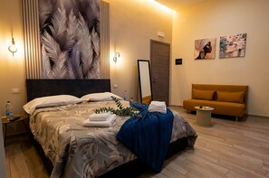 Deluxe vierpersoonskamer, privébadkamer | Een gratis minibar, een kluis op de kamer, verduisterende gordijnen