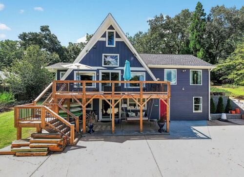 Lake house views, w/dock in quiet cove, new renovations & great outdoors spaces!