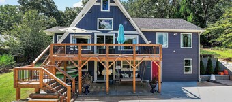 Lake house views, w/dock in quiet cove, new renovations & great outdoors spaces!