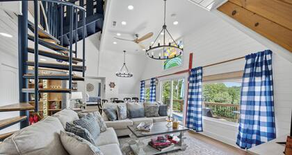 Lake house views, w/dock in quiet cove, new renovations & great outdoors spaces!