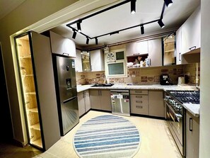 Private kitchen - Elegant apartment in beautiful Compound in New Cairo with 3-bedroom AC (new cairo)