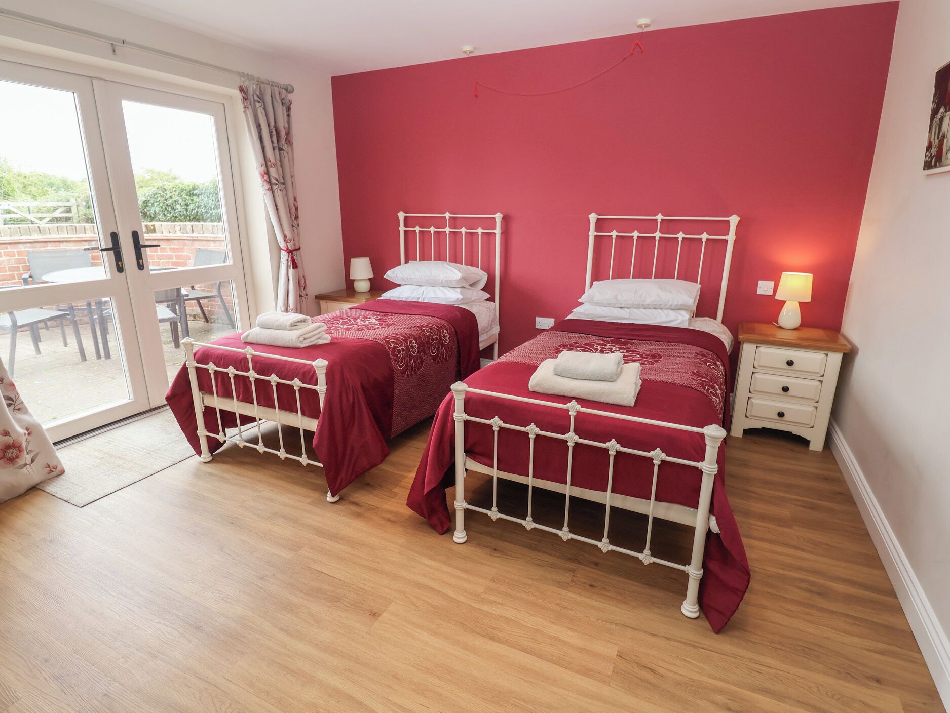 2 habitaciones, decoración personalizada y muebles diferentes 