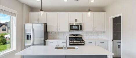 Microondas, horno, parrilla de estufa y lavavajillas