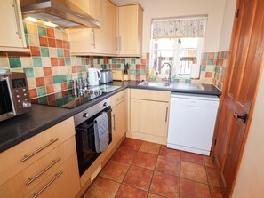 Dishwasher, cookware/dishes/utensils - Coachman's Cottage (Ipswich)
