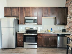 Réfrigérateur, four à micro-ondes, un four, surface de cuisson