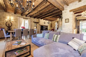 TV, books - Lantisse, luxury holiday home (Dégagnac)