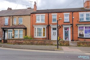 Exterior - 5BR House, Sleeps 10 - Business & Contractor Stays (Pontefract)