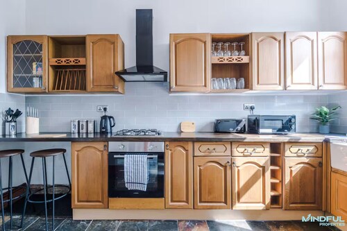 5BR House, Sleeps 10 Guests - Business & Contractor Stays