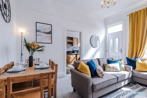 5BR House, Sleeps 10 - Business & Contractor Stays