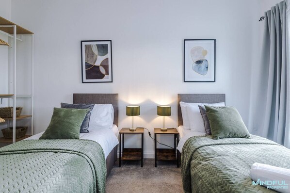 5 bedrooms, iron/ironing board, WiFi, bed sheets