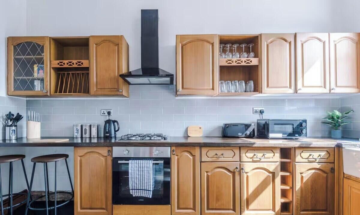 Réfrigérateur, four à micro-ondes, un four, surface de cuisson