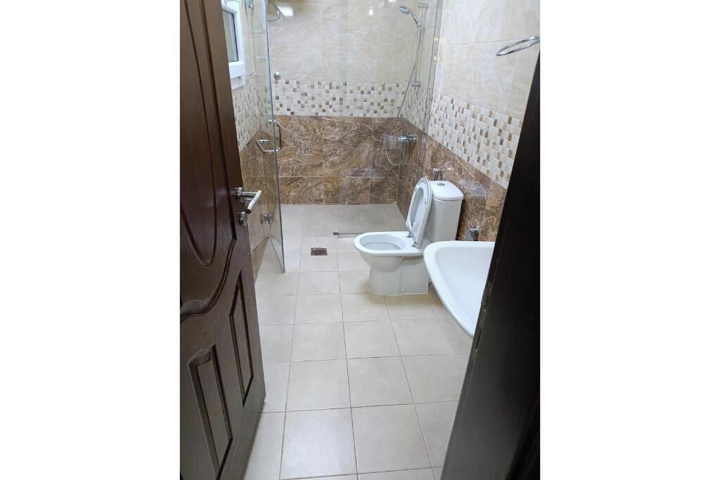 Douche, bidet, serviettes fournies, savon
