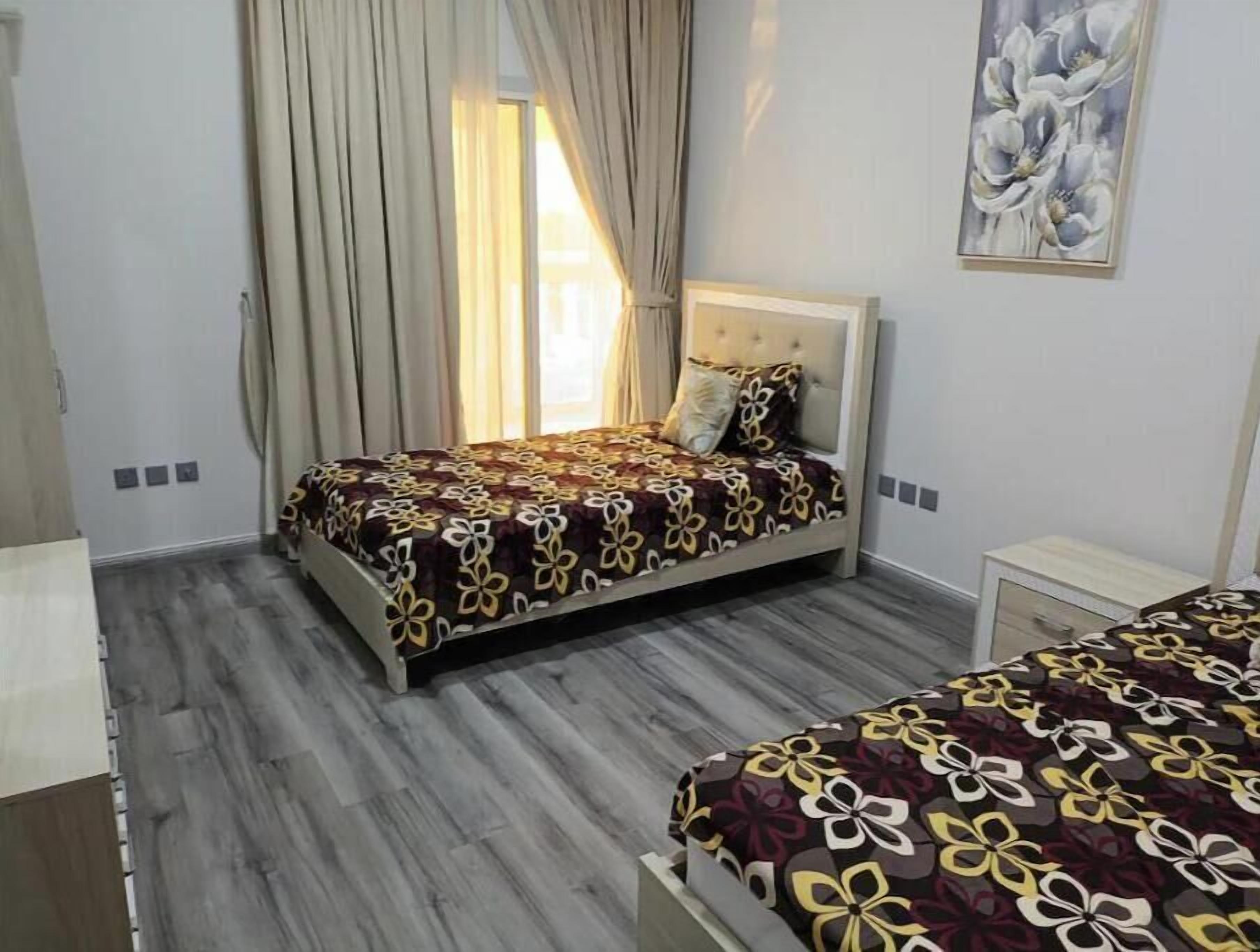 2 habitaciones, tabla de planchar con plancha y cuna de viaje 