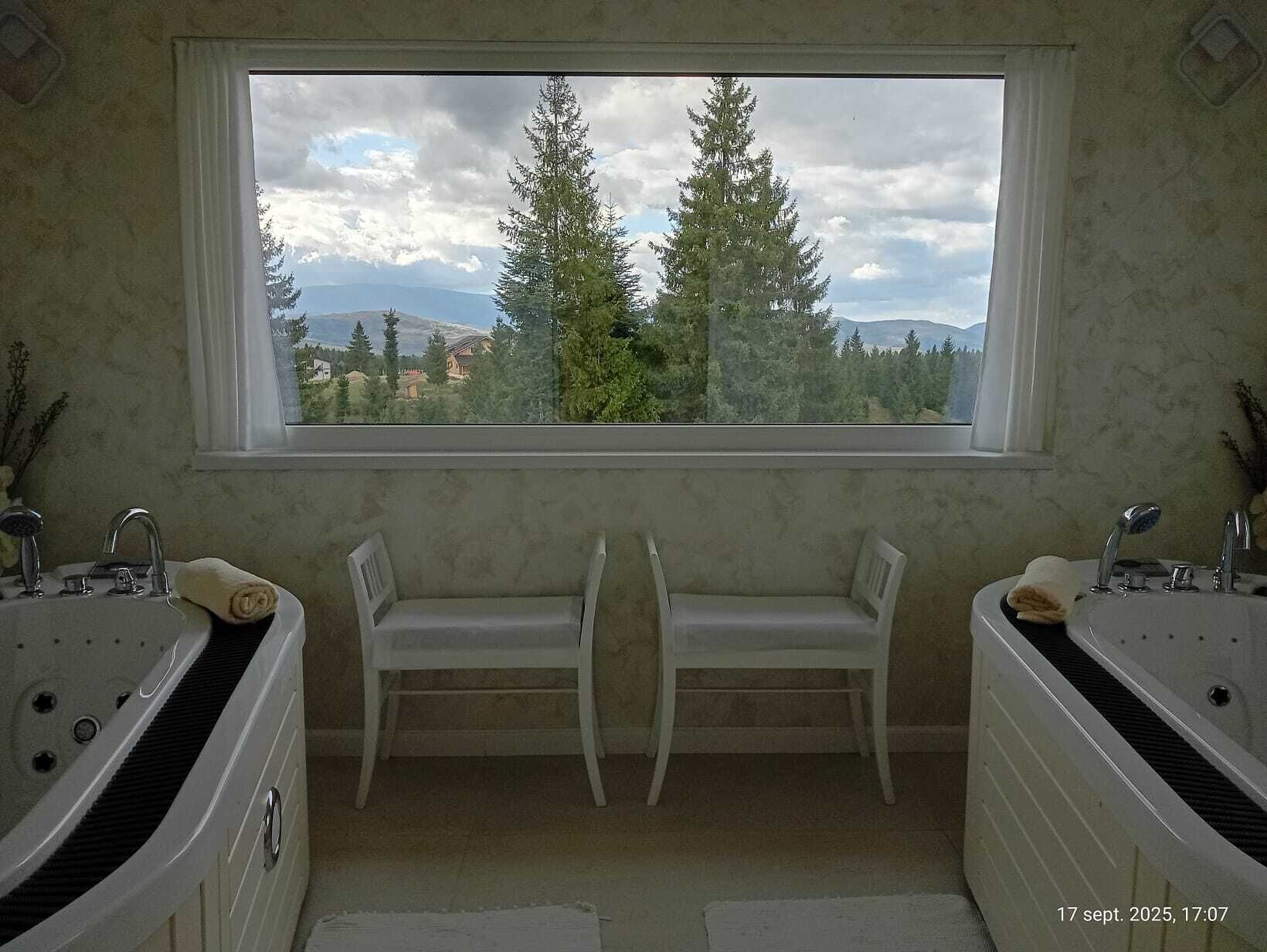 Sèche-cheveux, serviettes fournies, savon, papier toilette