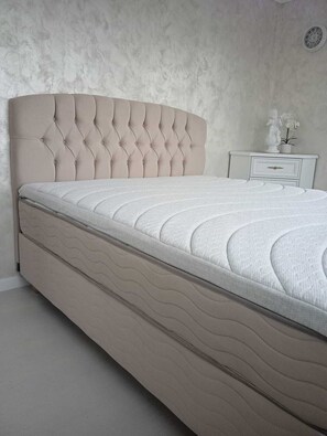 1 slaapkamer, een strijkplank/strijkijzer, wifi, beddengoed