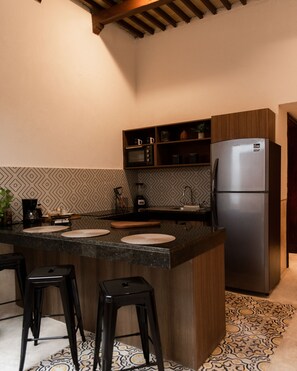 Frigorifero, microonde, macchina per tè/caffè, bollitore elettrico