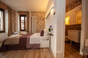 Deluxe Double Room, 1 Queen Bed with Sofa bed | Blackout drapes, soundproofing, iron/ironing board, free WiFi - Casa Tabarini (Pettenasco)