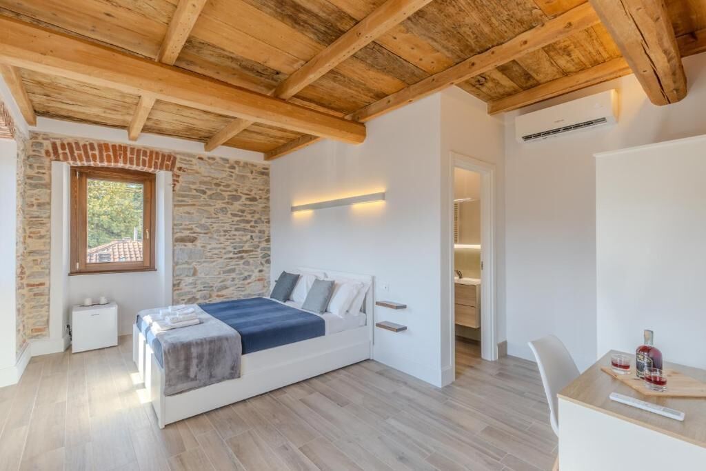 Verdunkelungsvorhänge, schallisolierte Zimmer, Bügeleisen/Bügelbrett