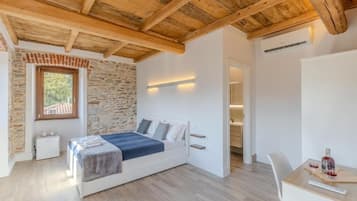 Blackout curtains, soundproofing, iron/ironing board, free WiFi