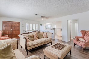 Living area - Charming 2-bedroom house in amazing Monterey Park with AC (Monterey Park)