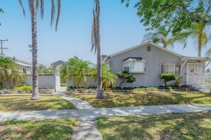 Exterior - Charming 2-bedroom house in amazing Monterey Park with AC (Monterey Park)