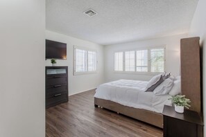 2 bedrooms, iron/ironing board, WiFi, bed sheets - Charming 2-bedroom house in amazing Monterey Park with AC (Monterey Park)