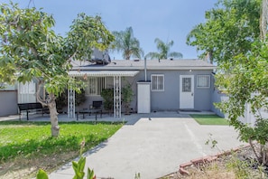 Exterior - Charming 2-bedroom house in amazing Monterey Park with AC (Monterey Park)