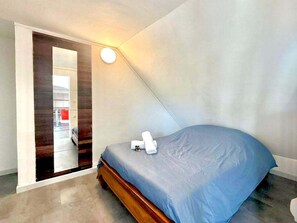 1 bedroom, desk, internet, bed sheets