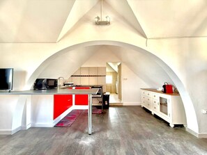 Kjøleskap, mikrobølgeovn, ovn og kaffetrakter/tekoker