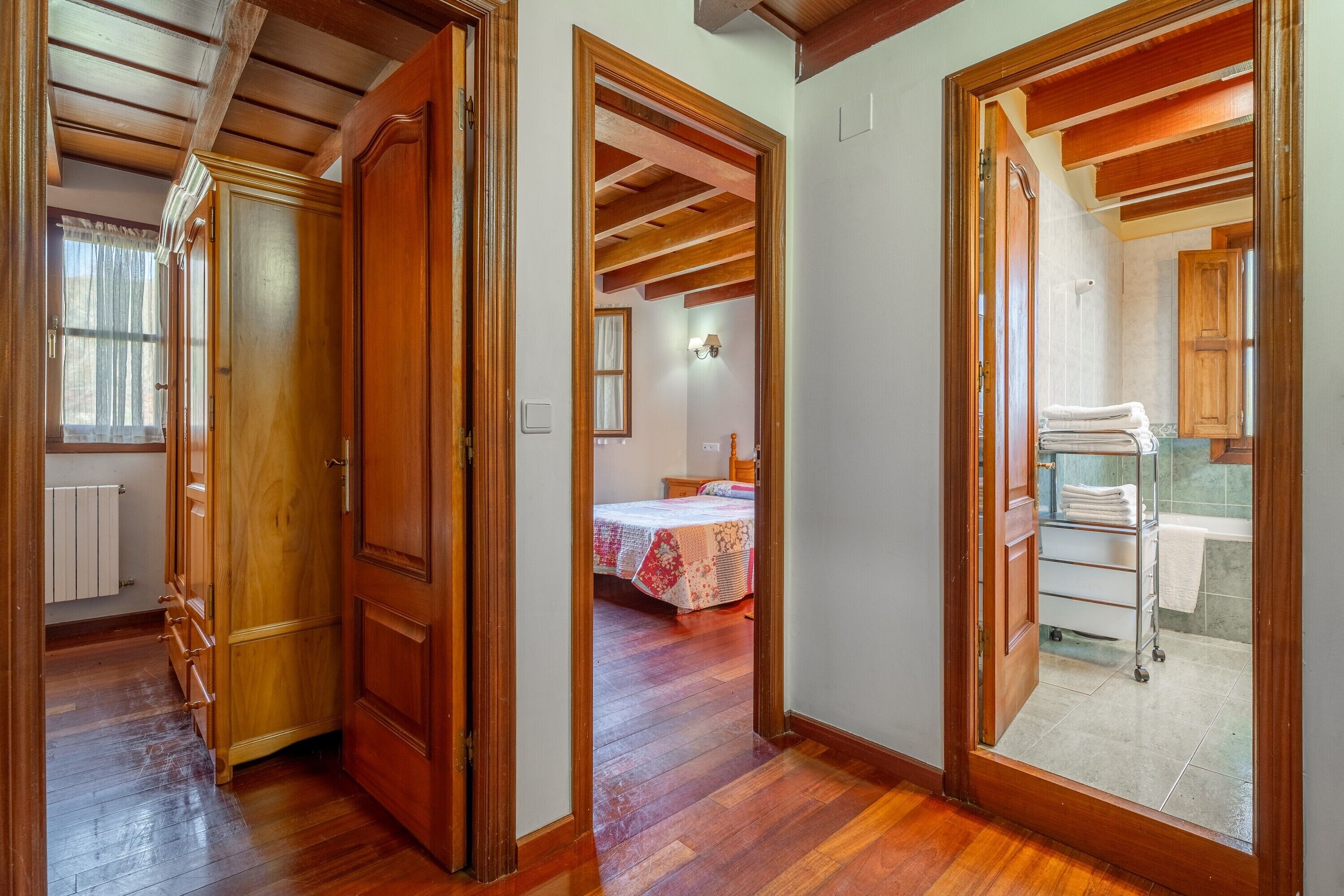 2 quartos, ferros/tábuas de passar roupa, roupa de cama