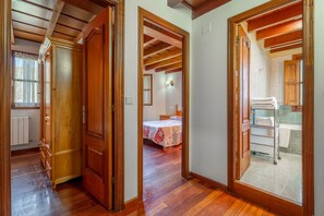 2 chambres, fer et planche à repasser, draps fournis