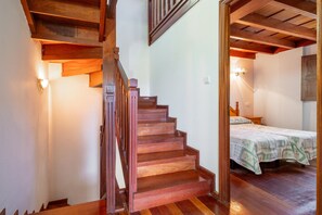 2 quartos, ferros/tábuas de passar roupa, roupa de cama