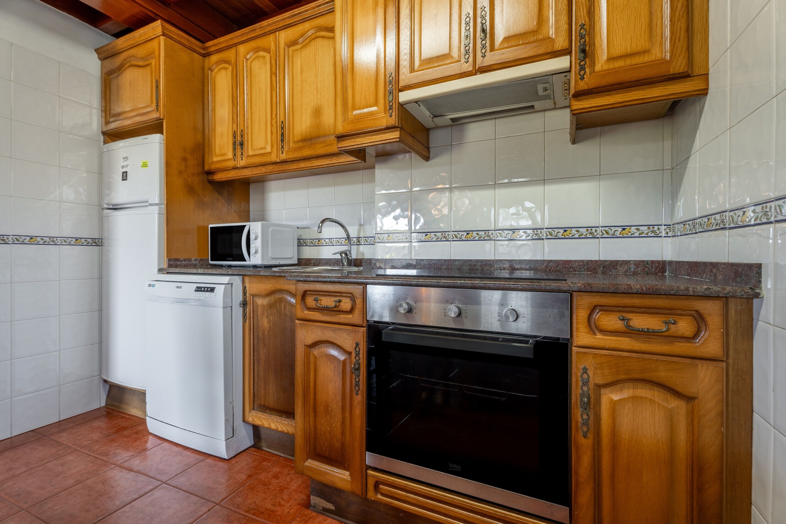 Een koelkast, een magnetron, een oven, een kookplaat