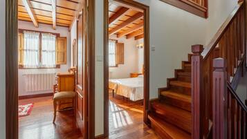 2 habitaciones, tabla de planchar con plancha y ropa de cama