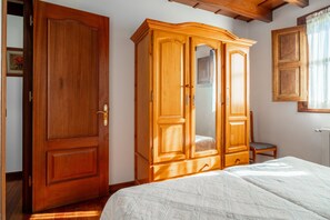 2 slaapkamers, een strijkplank/strijkijzer, beddengoed