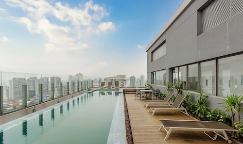 Aptos modernos em prédio com piscina a 300m do metrô - UOYs
