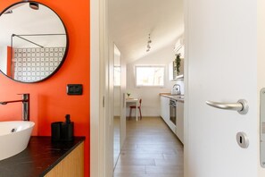 Séchoir à cheveux, serviettes fournies, savon, papier de toilette