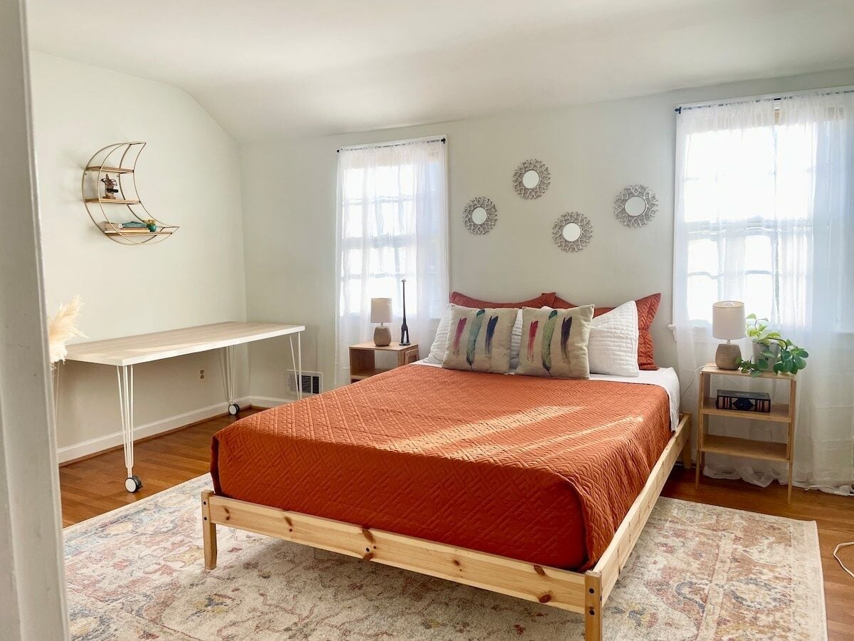 5 bedrooms, iron/ironing board, Internet, bed sheets