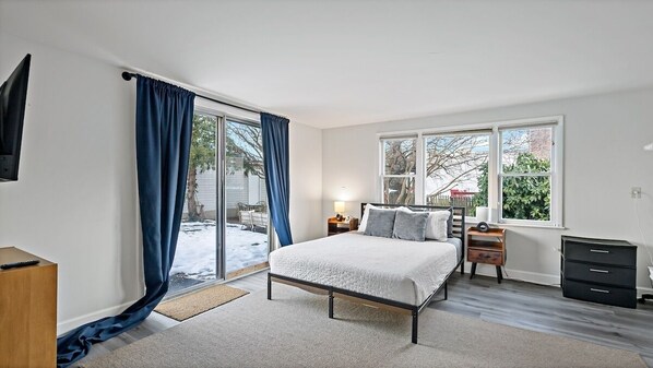 5 bedrooms, iron/ironing board, internet, bed sheets