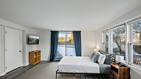 5 bedrooms, iron/ironing board, Internet, bed sheets
