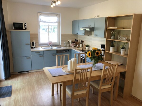 Four à micro-ondes, un four, surface de cuisson, lave-vaisselle